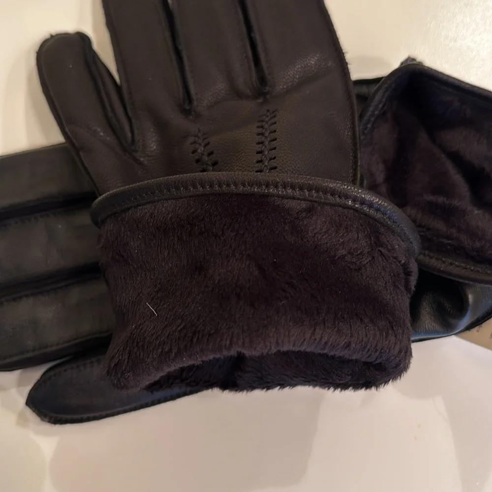 New UGG Leather/Faux Fur Lining Gloves. Black. Size